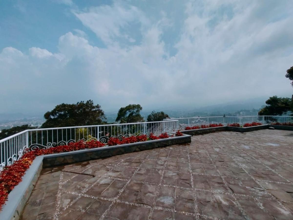 Villa Santika Puncak Pass Cimacan Buitenkant foto